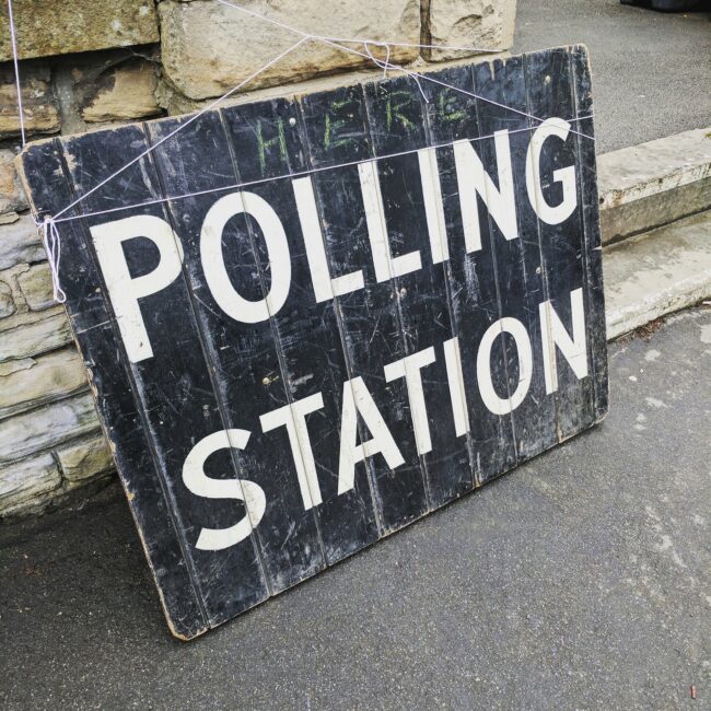 polling-station-g84b3affb5_1920